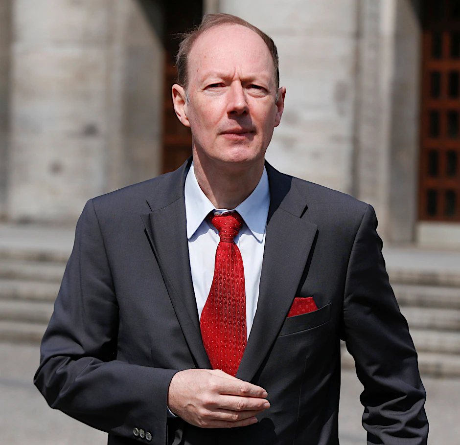 Martin Sonneborn, Vorsitzender von Die Partei und Europaabgeordneter, greift Ursula von der Leyen an.&nbsp;
