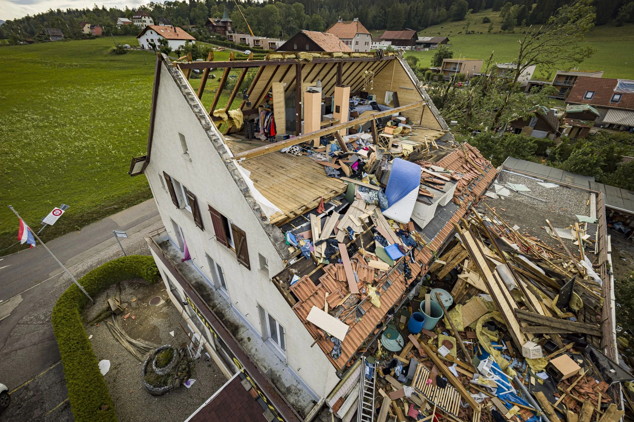 Ein Haus mit abgerissenem Dach, nachdem ein Tornado durch die Stadt La Chaux-de-Fonds in der Schweiz gefegt ist.