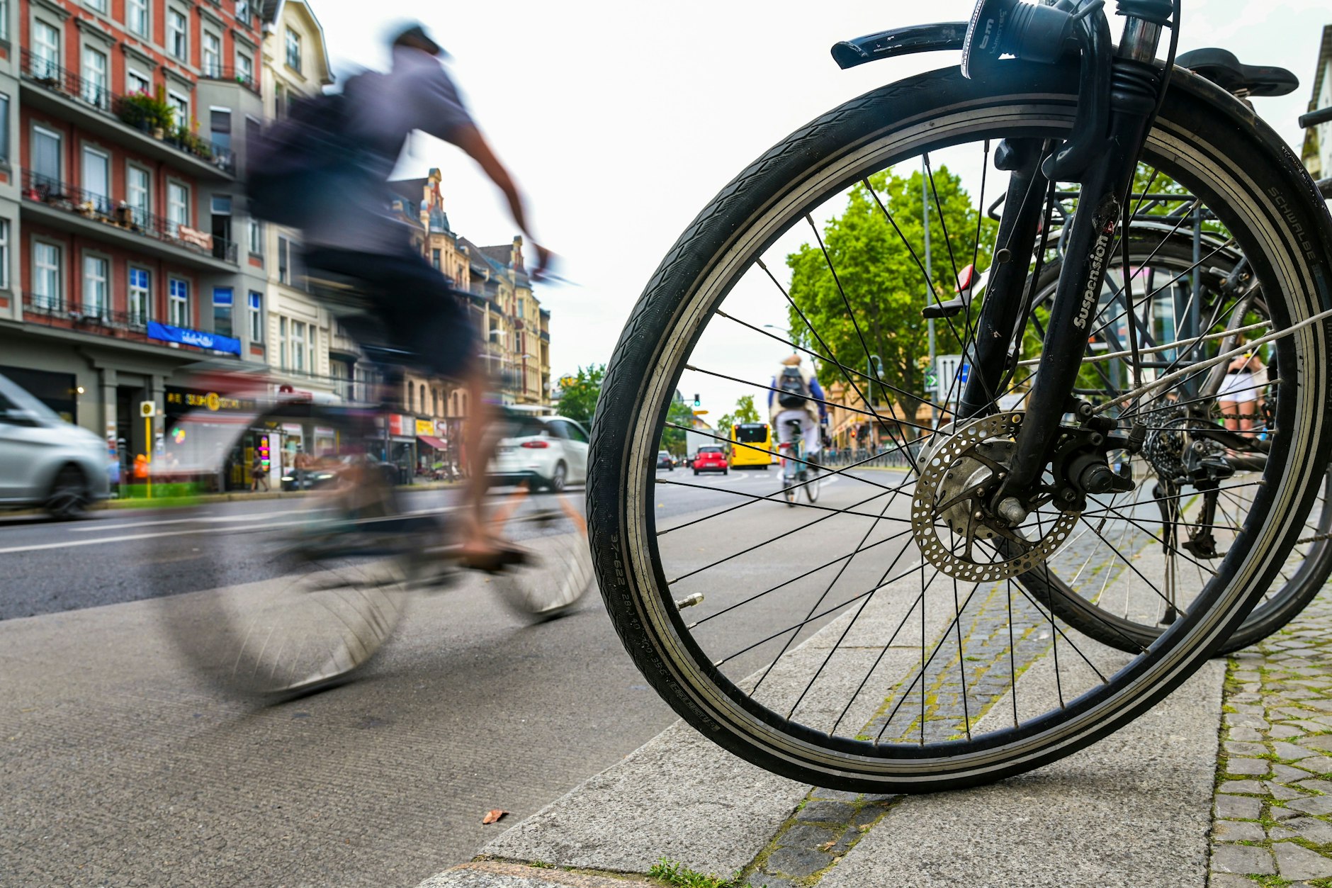 Die Hauptstraße in Schöneberg: Derzeit nutzen Radfahrer die Busspuren. Künftig bekommen sie dort eigene Fahrstreifen. Die Busspuren werden vom Rand in die Mitte verlegt, Autos bleibt eine Fahrspur pro Richtung.