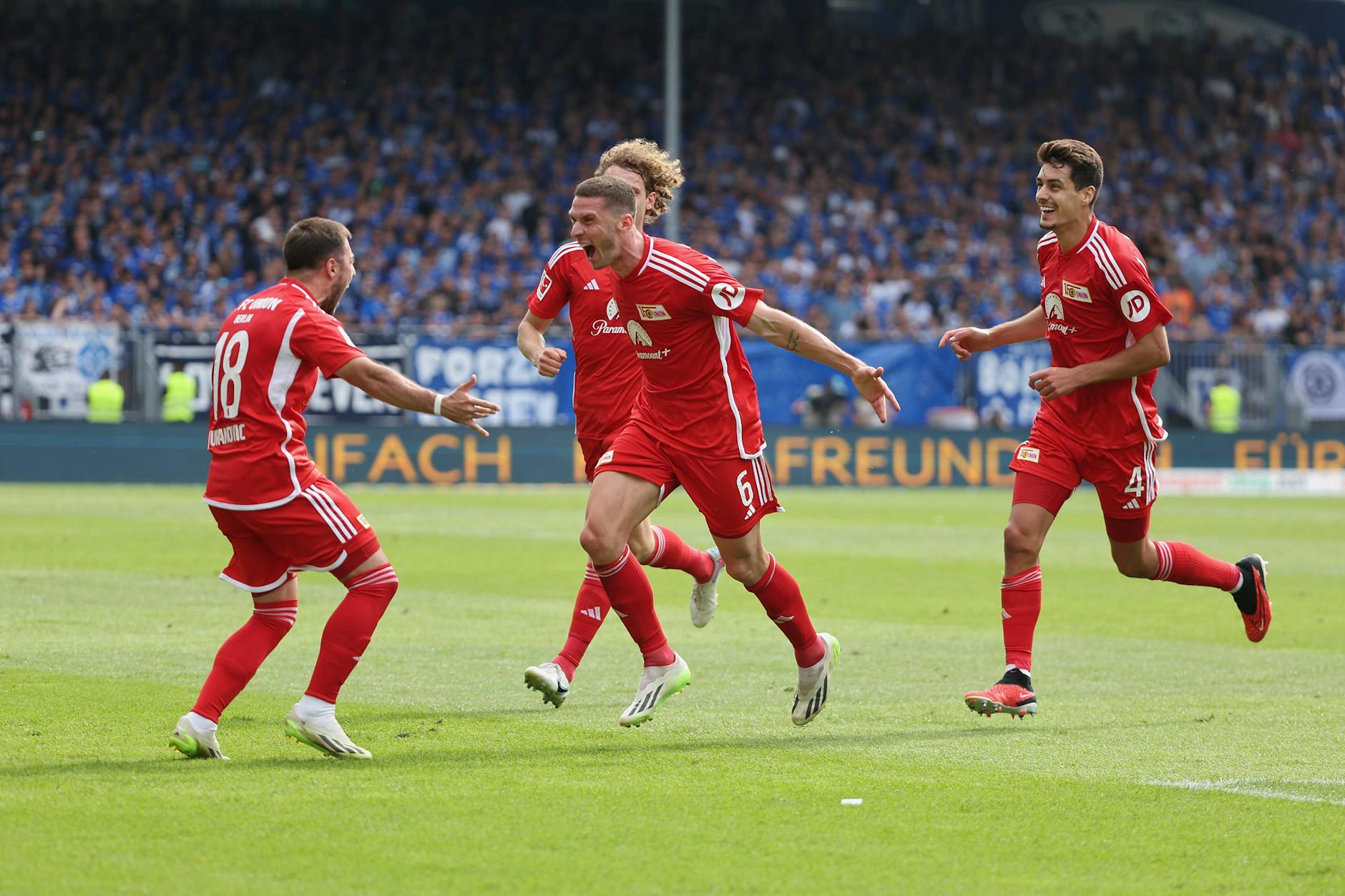Robin Gosens (Mitte) jubelt nach seinem zweiten Treffer und weiß, dass er sich auch bei Flankengeber Josip Juranovic bedanken kann.
