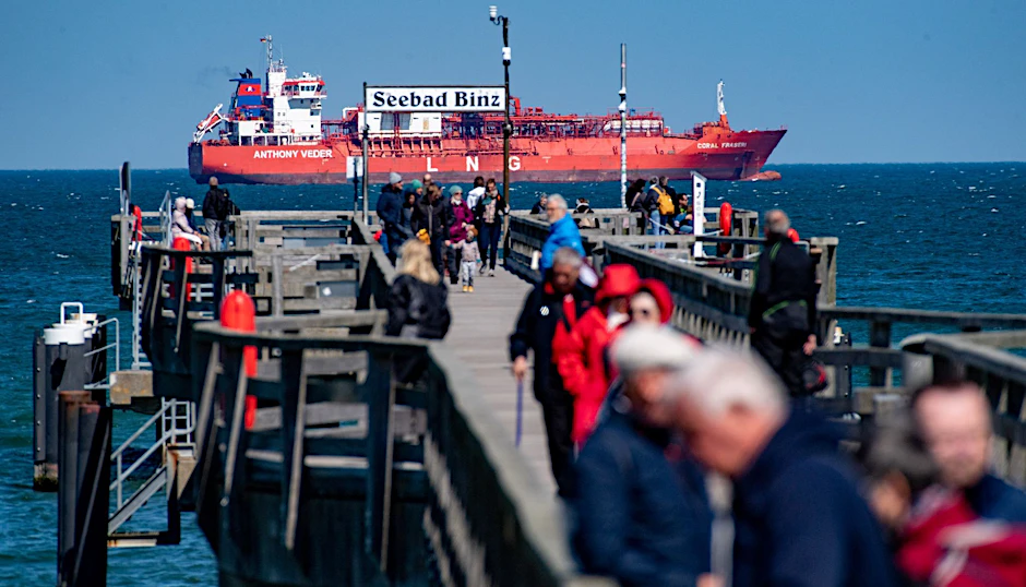 ARCHIV - Ein LNG-Shuttle-Tanker liegt im Mai 2023 vor der Küste der Insel Rügen.  