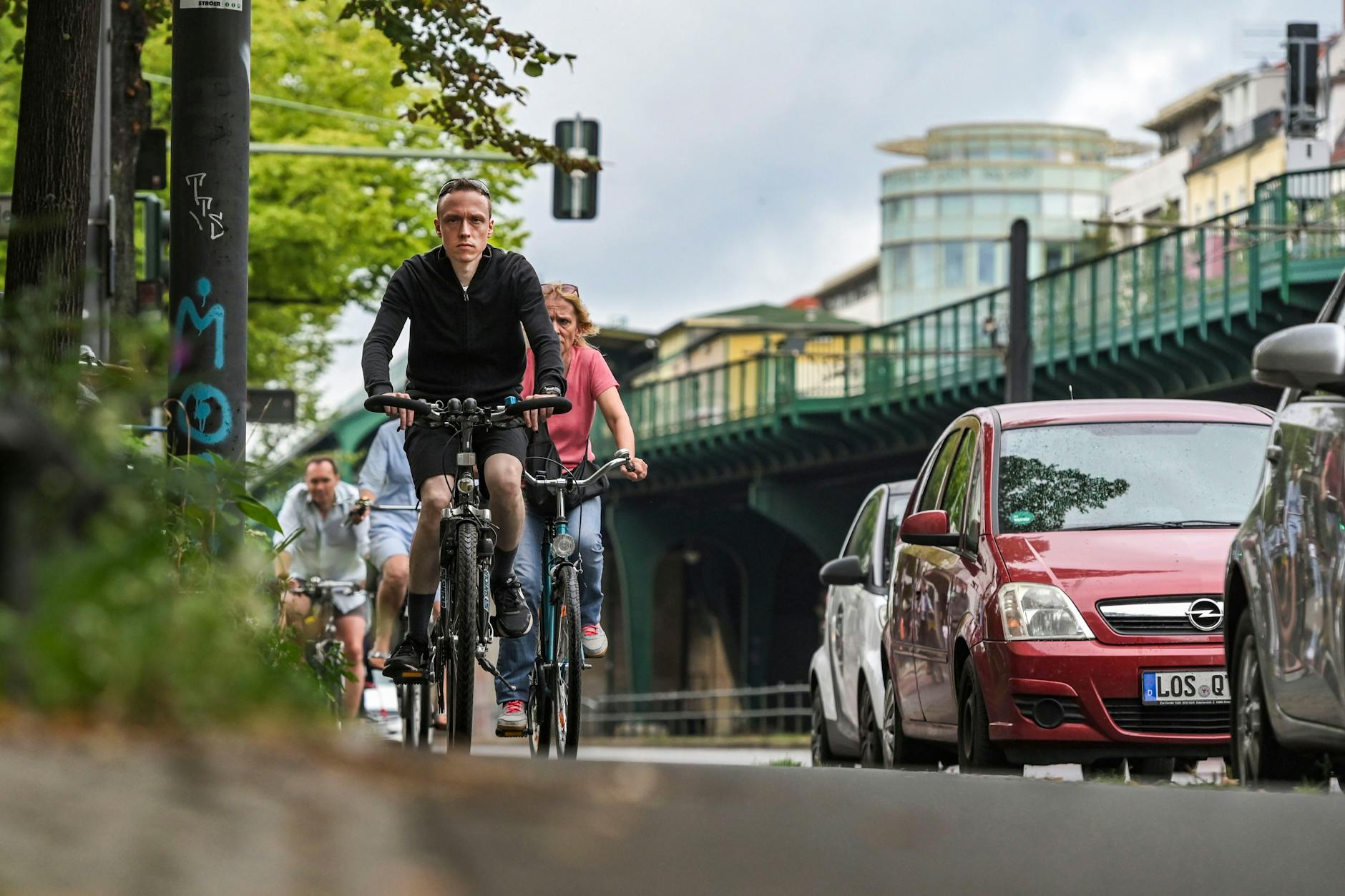 Die Schönhauser Allee am U-Bahnhof Eberswalder Straße in Prenzlauer Berg: Noch müssen Radfahrer schmale Bürgersteig-Radwege nutzen, noch gibt es Parkplätze. Das wird sich jedoch ändern.