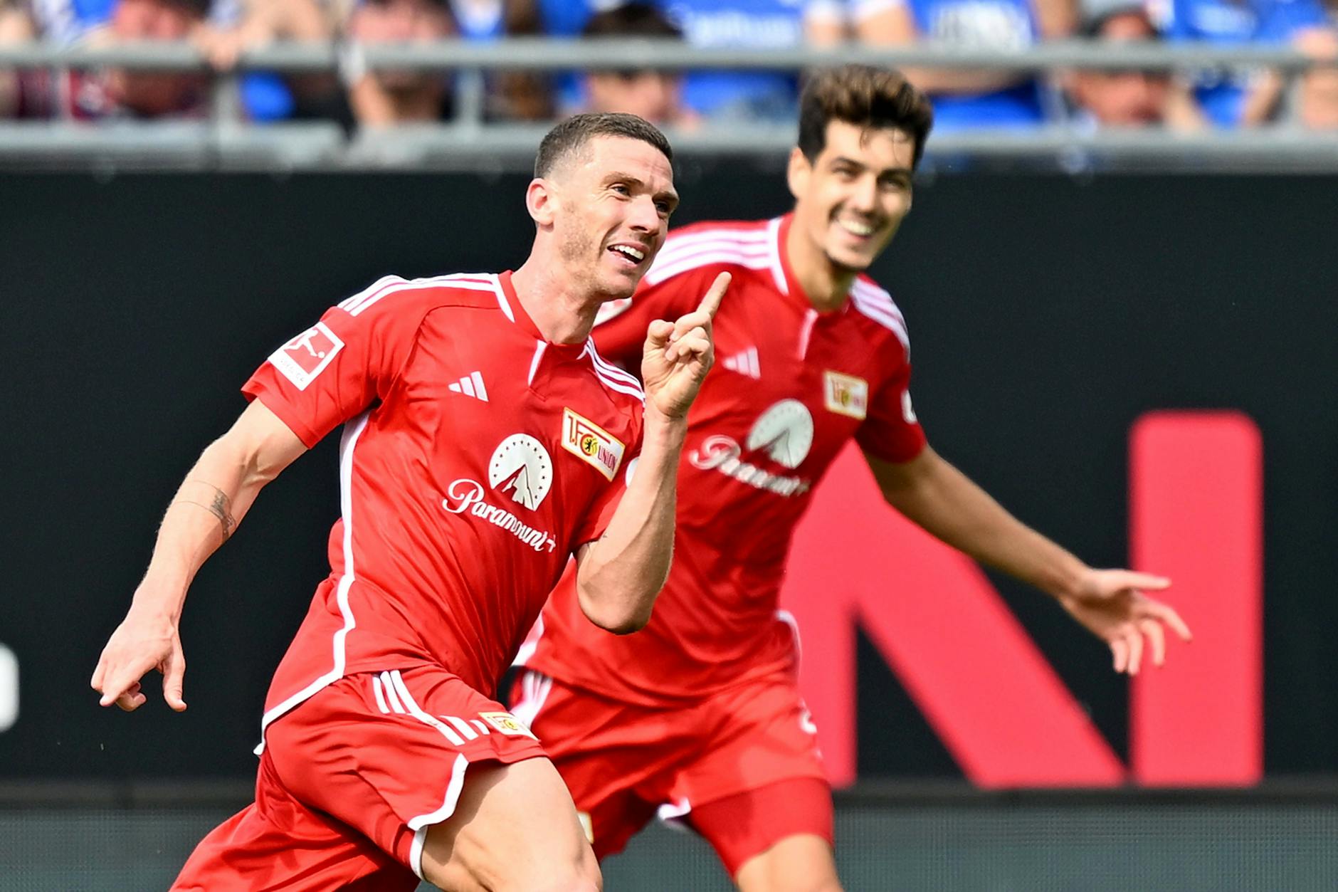 Robin Gosens jubelt über seinen Treffer zum 2:1.