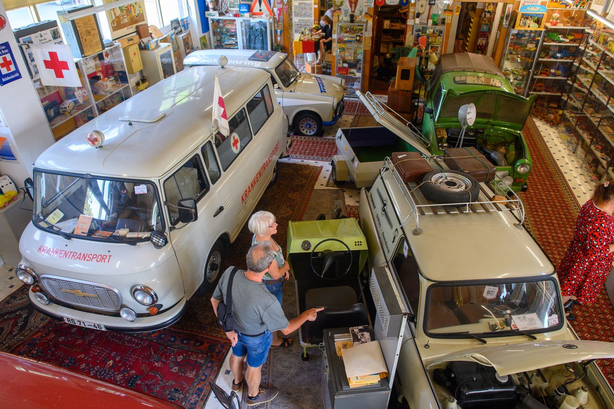 Komplettes DDR-Museum in Berlin versteigert: Alter Barkas sorgt für heißes Wettbieten