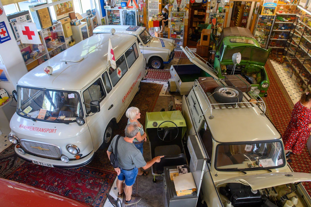 Komplettes DDR-Museum in Berlin versteigert: Alter Barkas sorgt für heißes Wettbieten