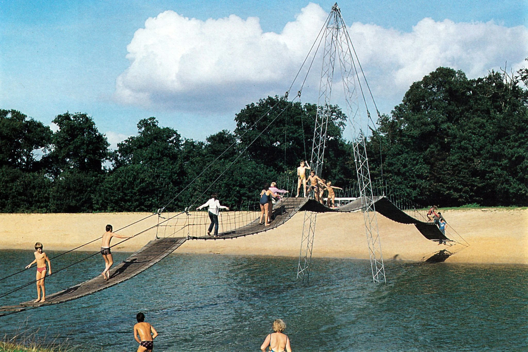 ARCHIV - Hängebrücke im Serengeti-Park bei Hodenhagen im Jahr 1979.  