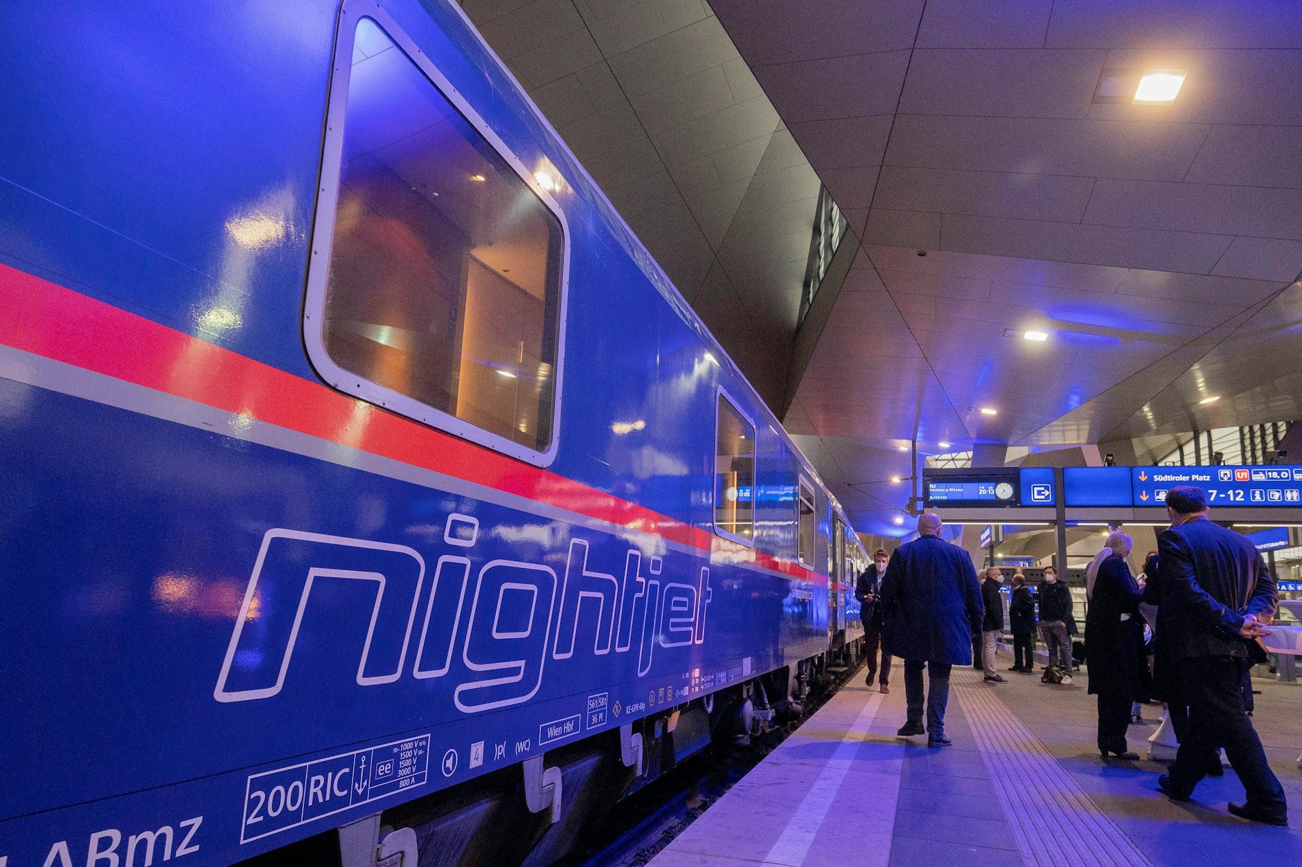 Startklar für die Reise durch die Nacht: ein Nightjet der Österreichischen Bundesbahnen in Wien.