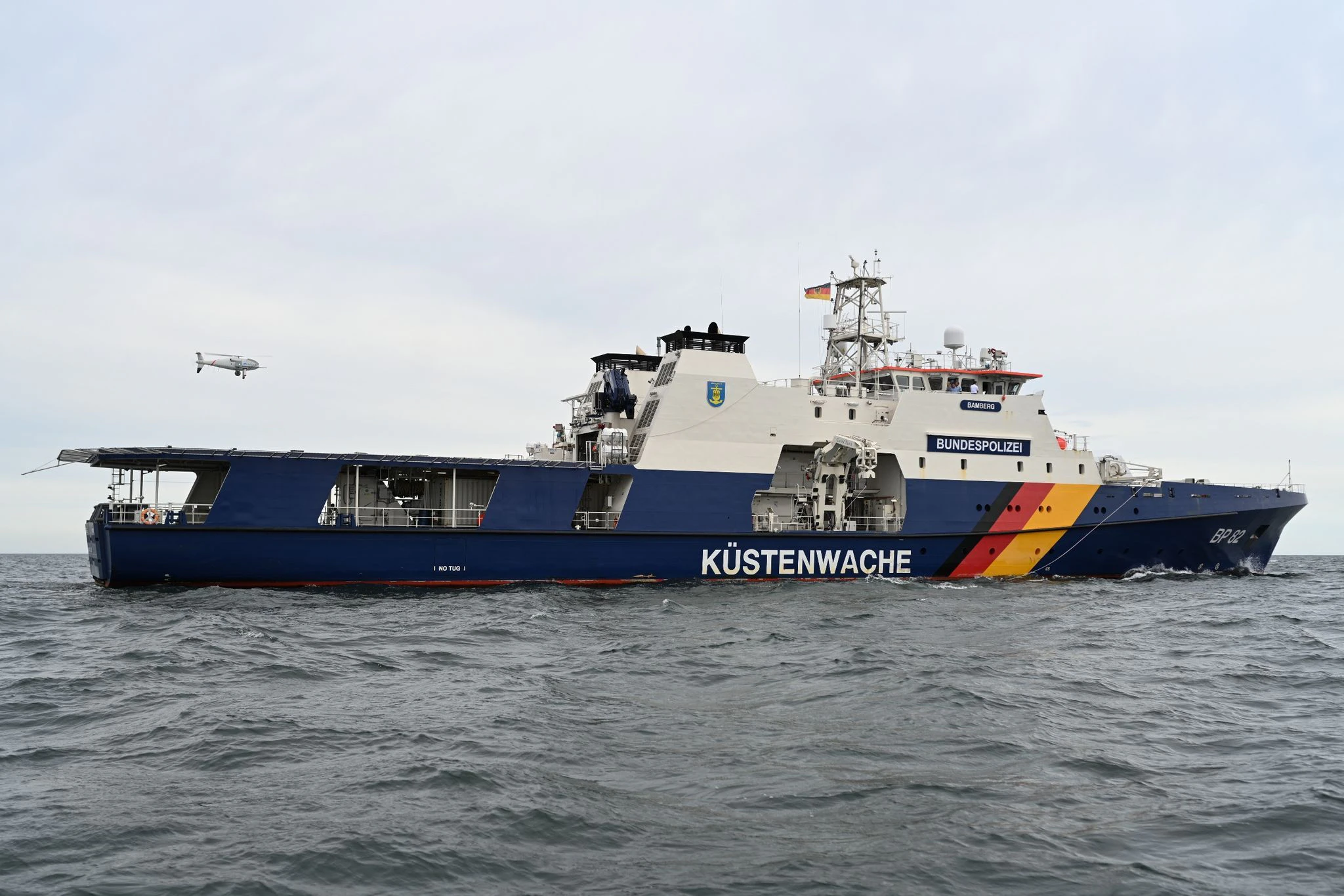 PRODUKTION - Der CAMCOPTER S-100 landet an Bord des Schiffes.  