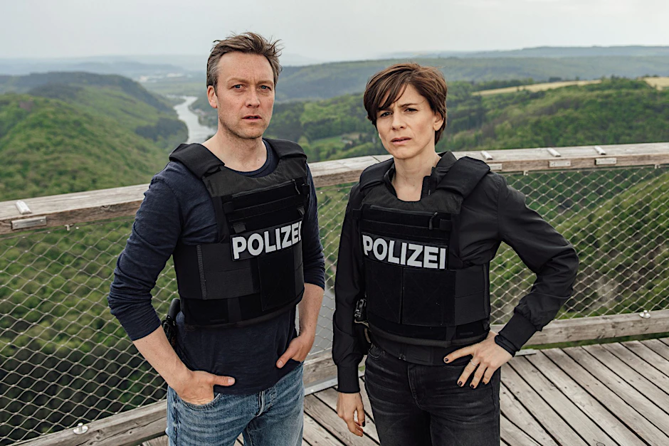 HANDOUT - Das Ermittlerteam Judith Mohn (Christina Hecke) und Freddy Breyer (Robin Sondermann) auf einer Aussichtsplattform an der Saarschleife.  