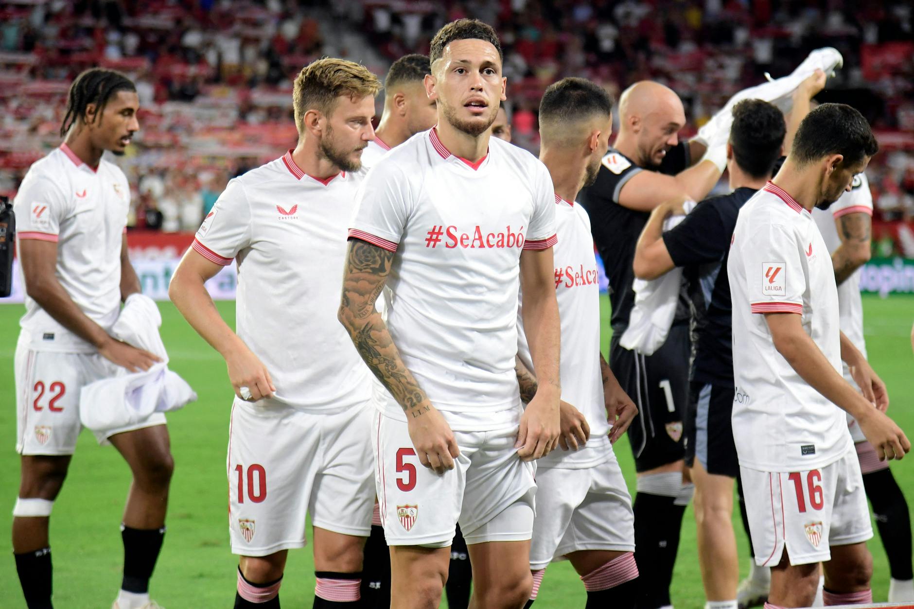 Sevillas argentinischer Stürmer (Nr. 05) Lucas Ocampos trägt – wie einige seiner Kollegen – ein Trikot mit der Aufschrift „se acabó“ (es ist vorbei) vor dem Spiel zwischen dem FC Sevilla und dem FC Girona am Samstag.
