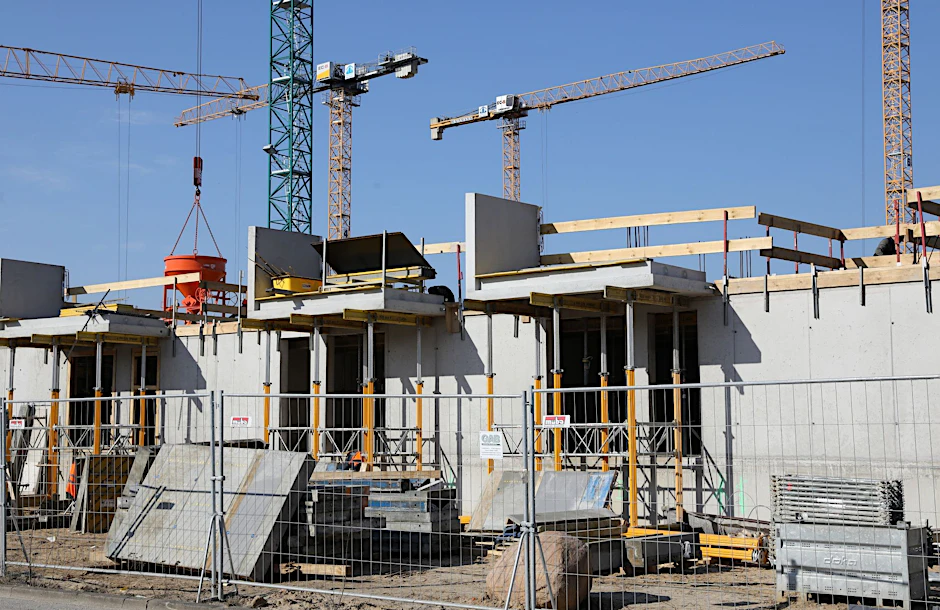 ARCHIV - Kräne und Gerüste stehen auf der Baustelle  eines Mehrfamilienhauses.  pa/Symbolbild