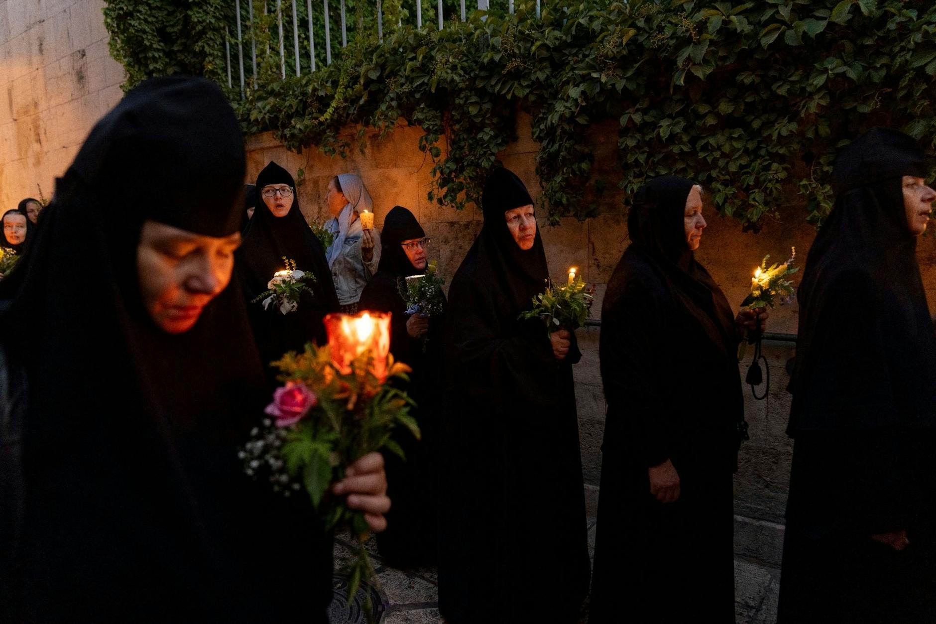 dpatopbilder - Orthodoxe Christen, die sich an den Julianischen Kalender halten, feiern Mariä Himmelfahrt am 28. August. Nonnen in Jersulam nehmen im Rahmen der Feierlichkeiten an einer Prozession teil.