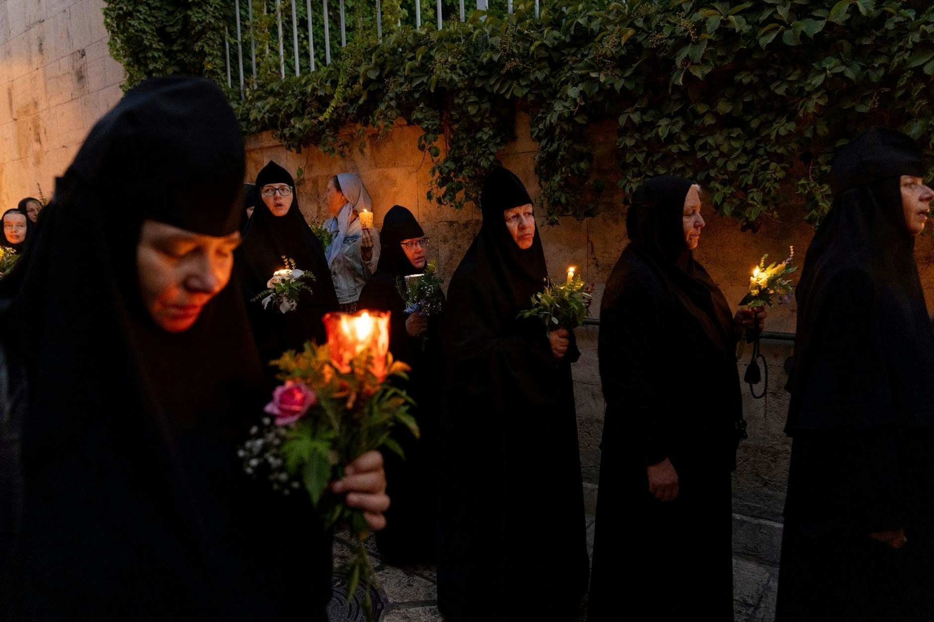 dpatopbilder - Orthodoxe Christen, die sich an den Julianischen Kalender halten, feiern Mariä Himmelfahrt am 28. August. Nonnen in Jersulam nehmen im Rahmen der Feierlichkeiten an einer Prozession teil.  