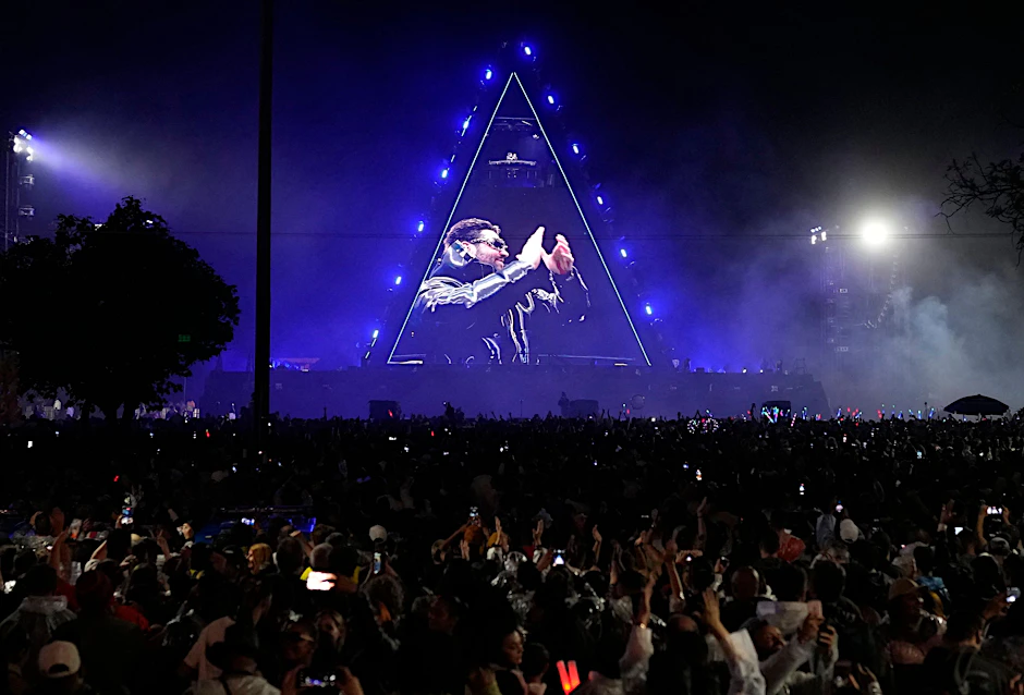 Menschenmassen beim Auftritt des brasilianischen DJs Alok
