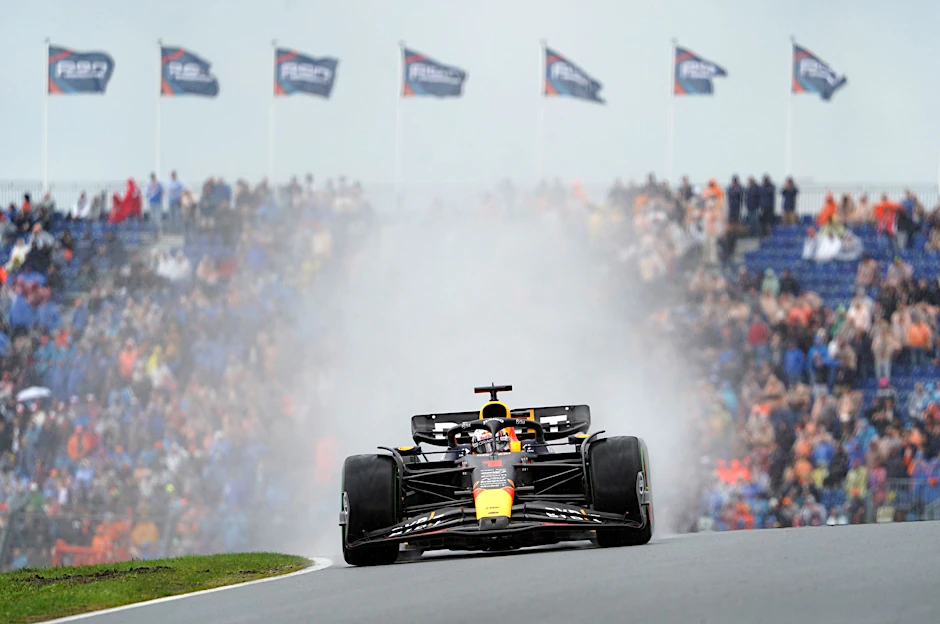 Max Verstappen vom Team Red Bull steuert sein Auto über die Rennstrecke.  