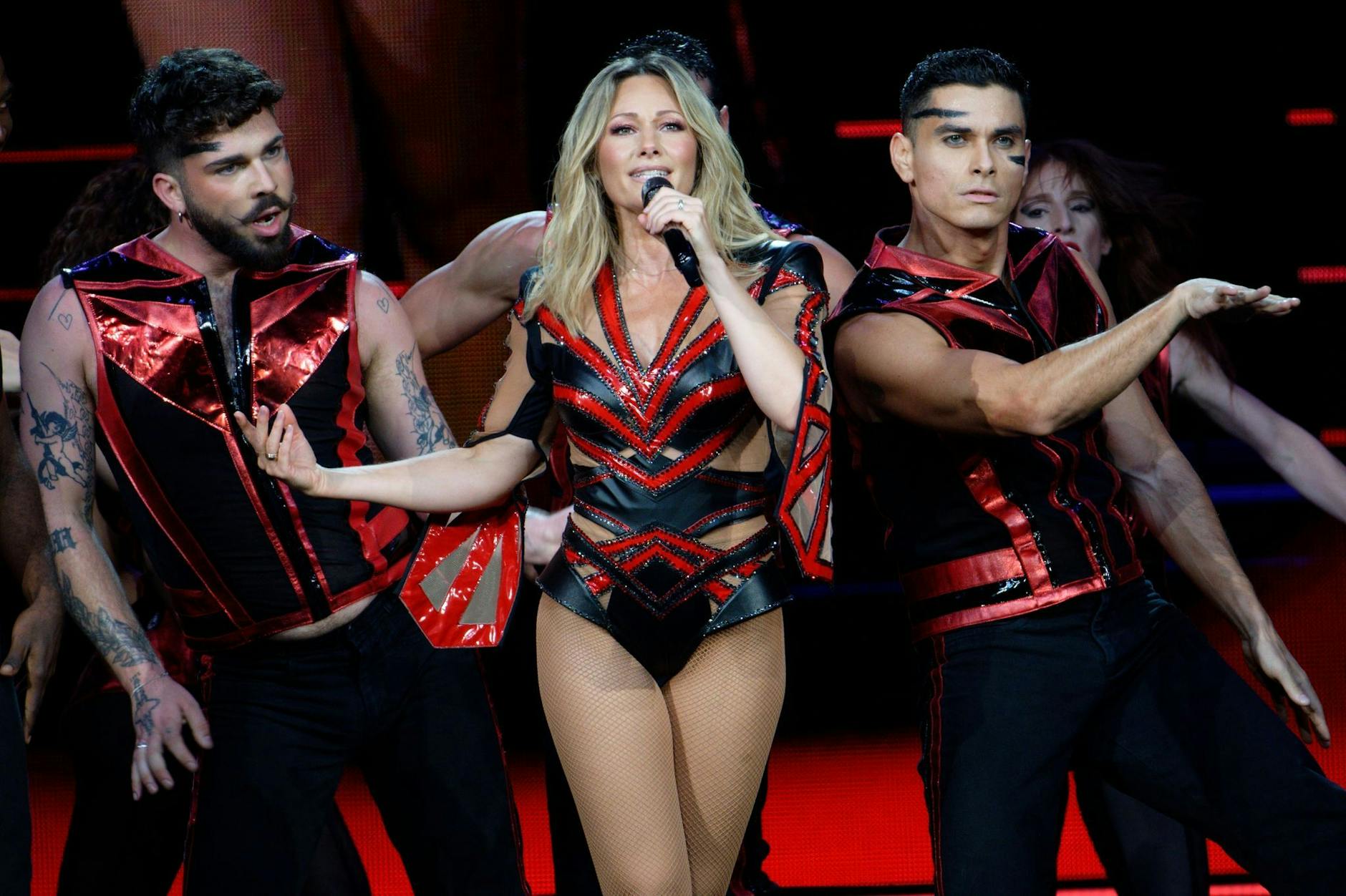 Gut zwei Monate nach ihrem Bühnenunfall hat Schlagerkönigin Helene Fischer heute in Köln ihre Tour «Rausch» fortgesetzt. «Ich bin heute extrem emotional», rief die 39-Jährige ihren rund 15.000 Fans zu.