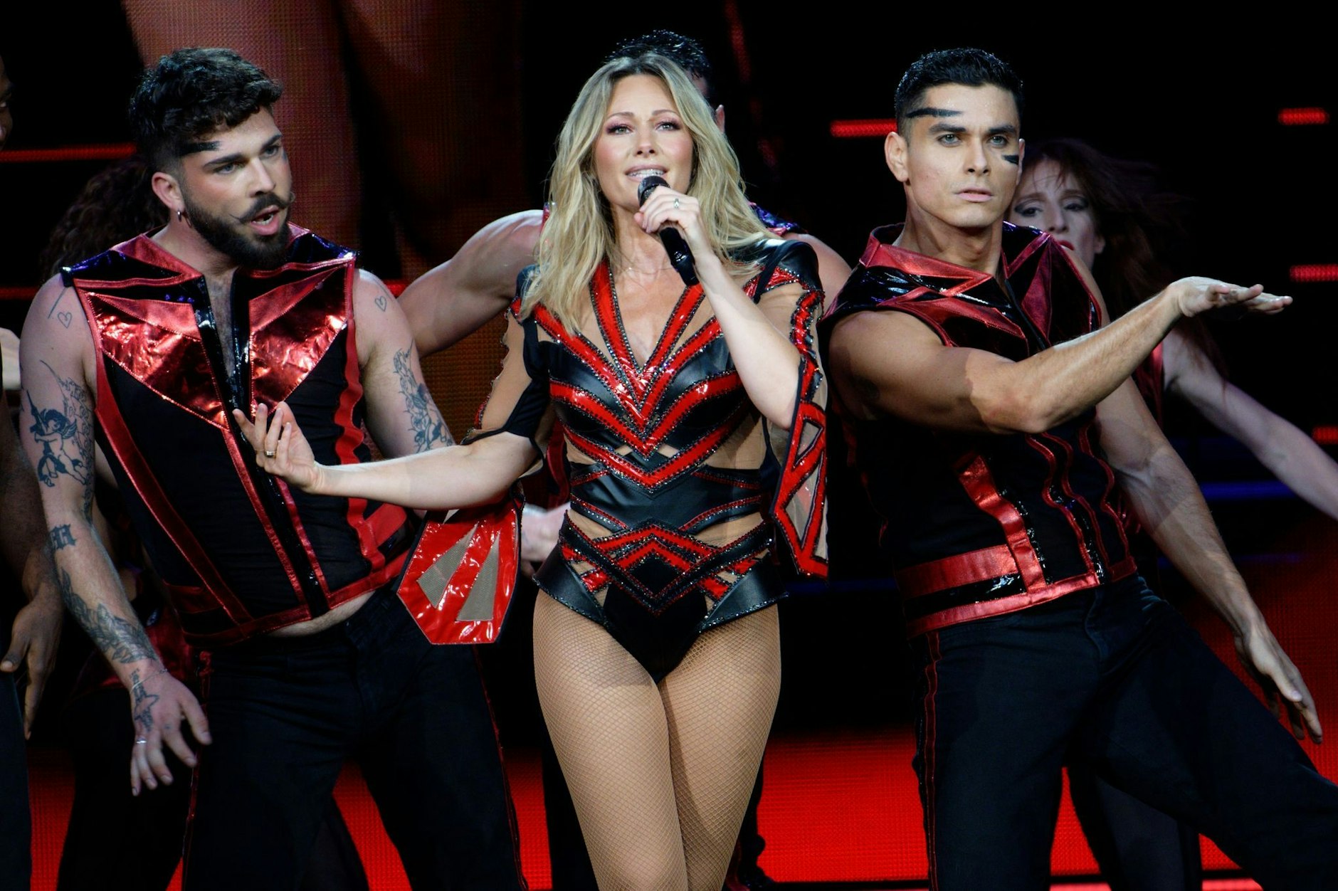 Gut zwei Monate nach ihrem Bühnenunfall hat Schlagerkönigin Helene Fischer heute in Köln ihre Tour «Rausch» fortgesetzt. «Ich bin heute extrem emotional», rief die 39-Jährige ihren rund 15.000 Fans zu.  