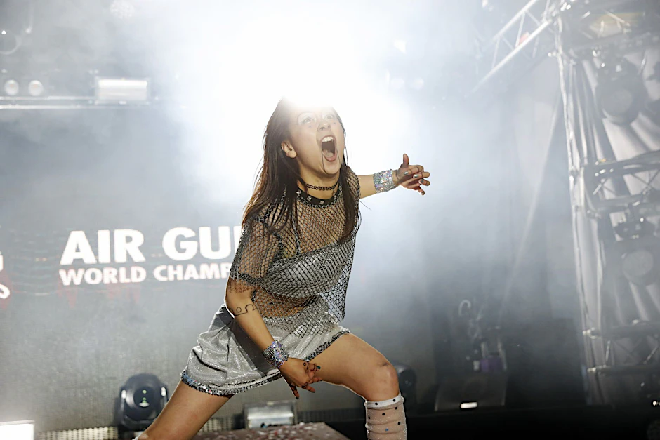 Nanami «Seven Seas» Nagura aus Japan gewinnt den Luftgitarrenwettbewerb in Oulu.  