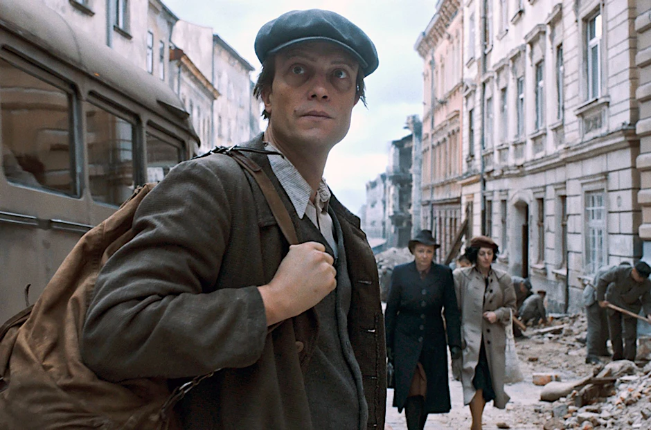 HANDOUT - Max (August Diehl) sucht nach der Befreiung aus dem KZ seine Frau und sein Kind.  