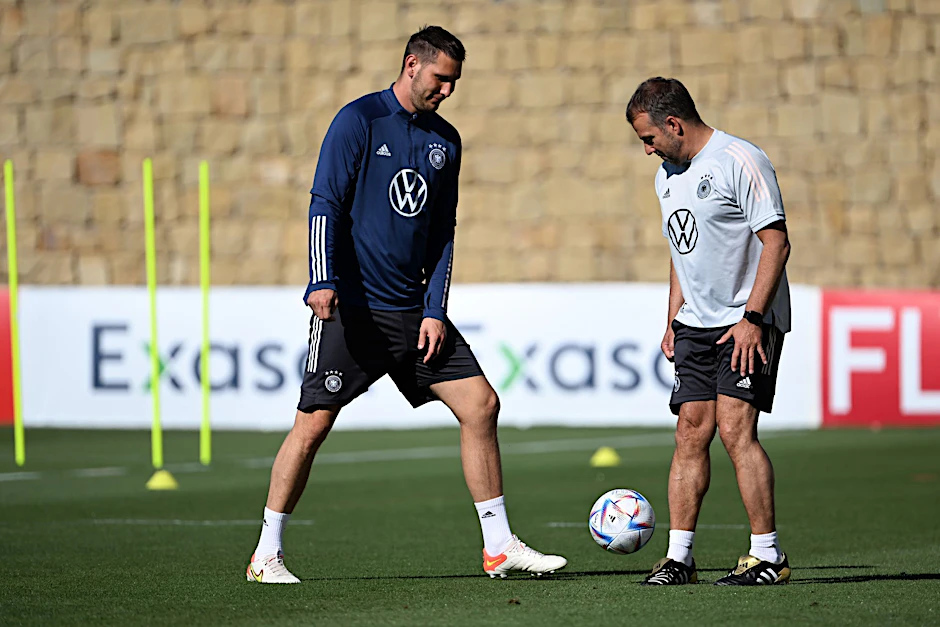 ARCHIV - Niklas Süle (l) wurde von Bundestrainer Hansi Flick nicht für die vergangenen Länderspiele nominiert.  