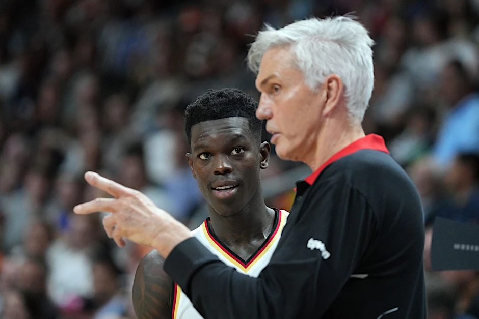 ARCHIV - Deutschlands Trainer Gordon Herbert spricht Basketball-Star Dennis Schröder großes Lob aus.  