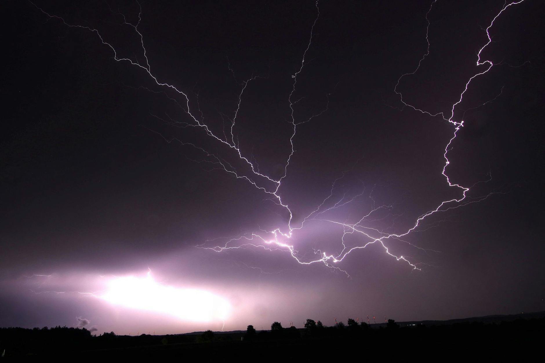 Ein Blitz zuckt bei einem Gewitter am Himmel über Ellwangen in Baden-Württemberg. In mehreren Teilen Deutschlands toben schwere Unwetter.