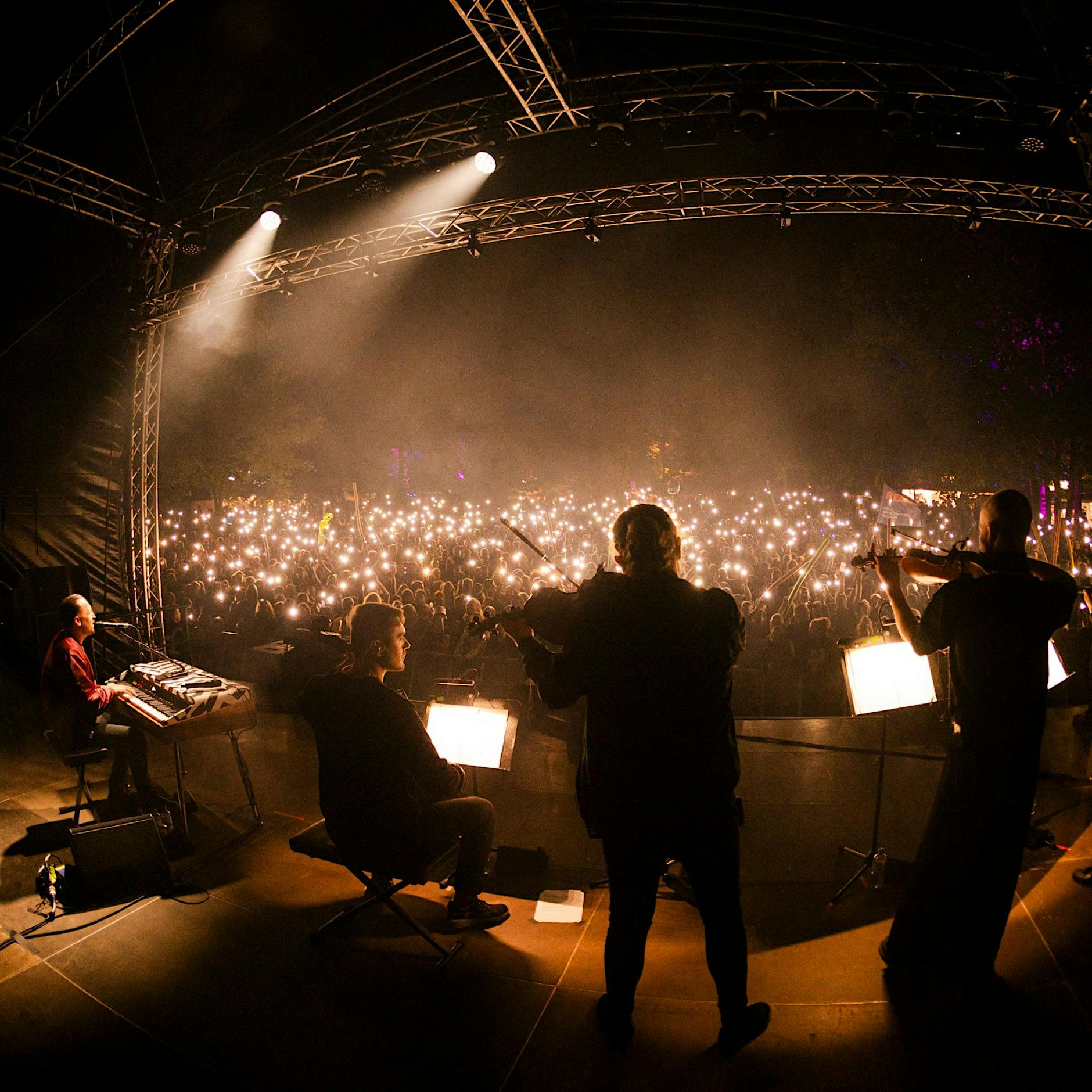 Jamel rockt den Förster: Danger Dan begeistert an Tag zwei beim Festival im Nazidorf