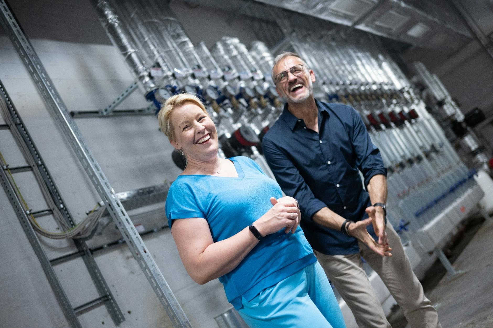 Wirtschaftssenatorin Franziska Giffey (SPD) (l) und Verwaltungsdirektor Guido Hermann lachen zusammen im Friedrichstadt-Palast.