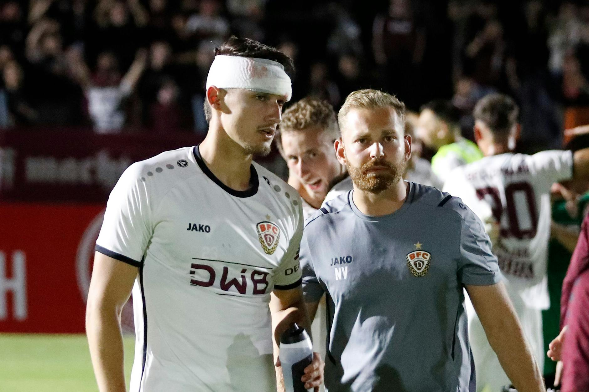Dynamos Leonidas Tiliudis (l.) spielte nach Platzwunde mit Turban beim 2:1 in Jena weiter. Nach dem Spiel ging es in die Klinik.