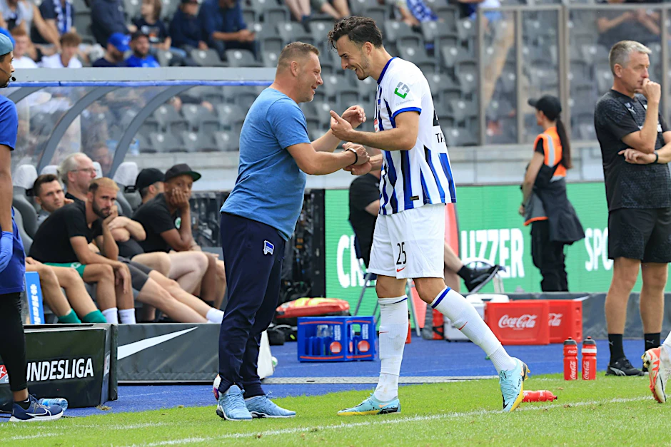 Hertha-Coach Pal Dardai gratuliert Haris Tabakovic zu seinem Tor.&nbsp;