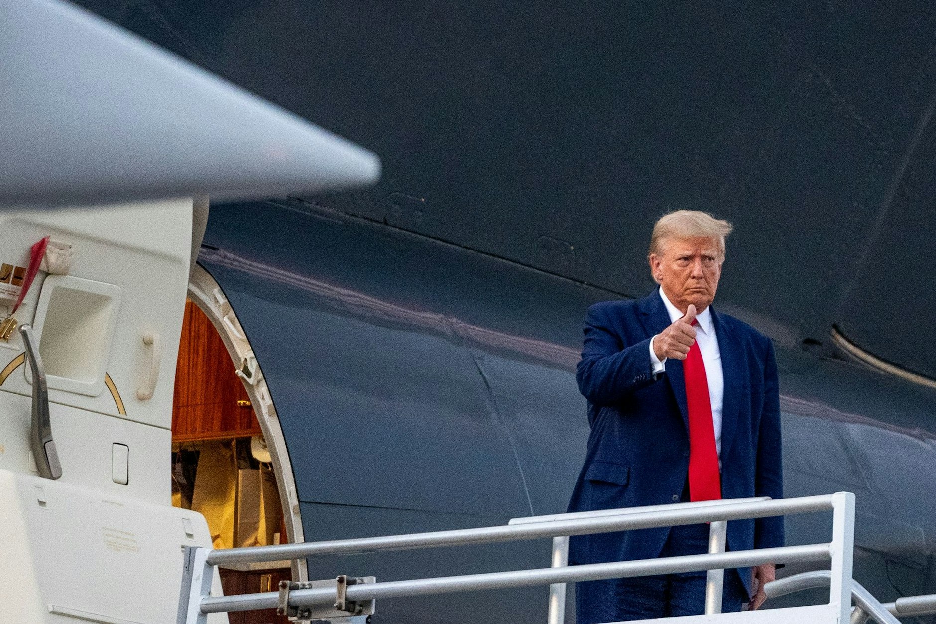 dpatopbilder - Nach einer Anklage wegen versuchten Wahlbetrugs musste Donald Trump im Bezirksgefängnis in Atlanta erscheinen. Danach reiste er im privaten Flugzeug wieder ab.  