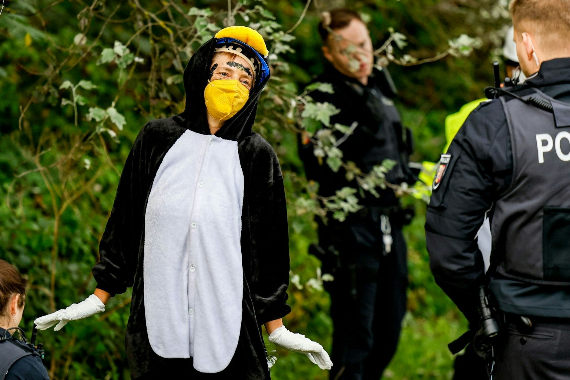 dpatopbilder - Mehrere Klimaaktivisten in Pinguinkostümen haben versucht, den Flughafen auf Sylt zu blockieren.  