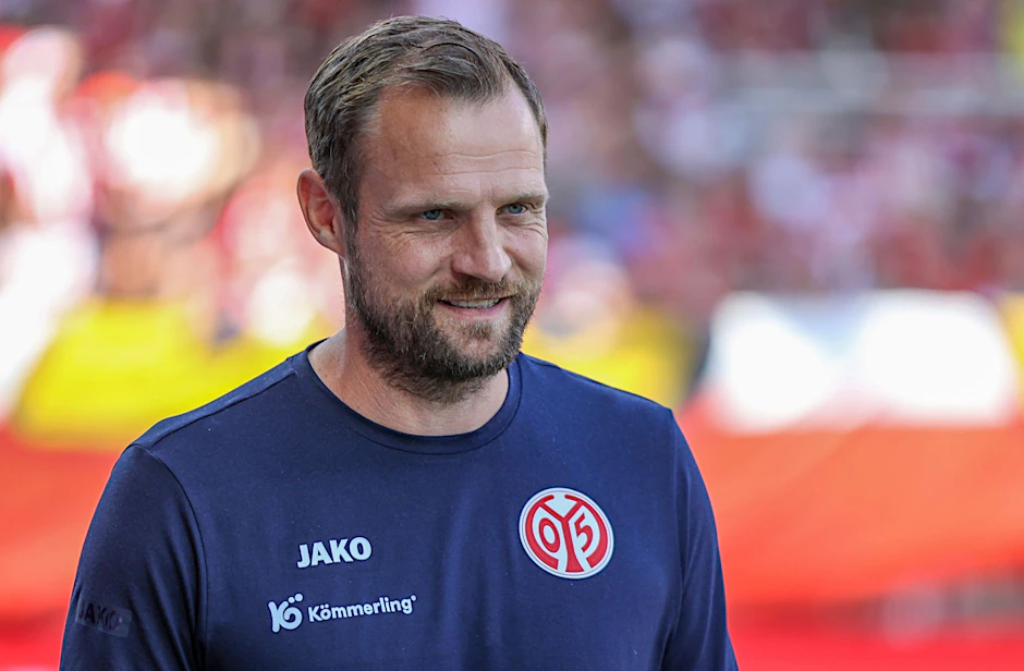 ARCHIV - Will sich mit seiner Mannschaft gegen Frankfurt besser präsentieren als in Berlin: Mainz-Trainer Bo Svensson.  
