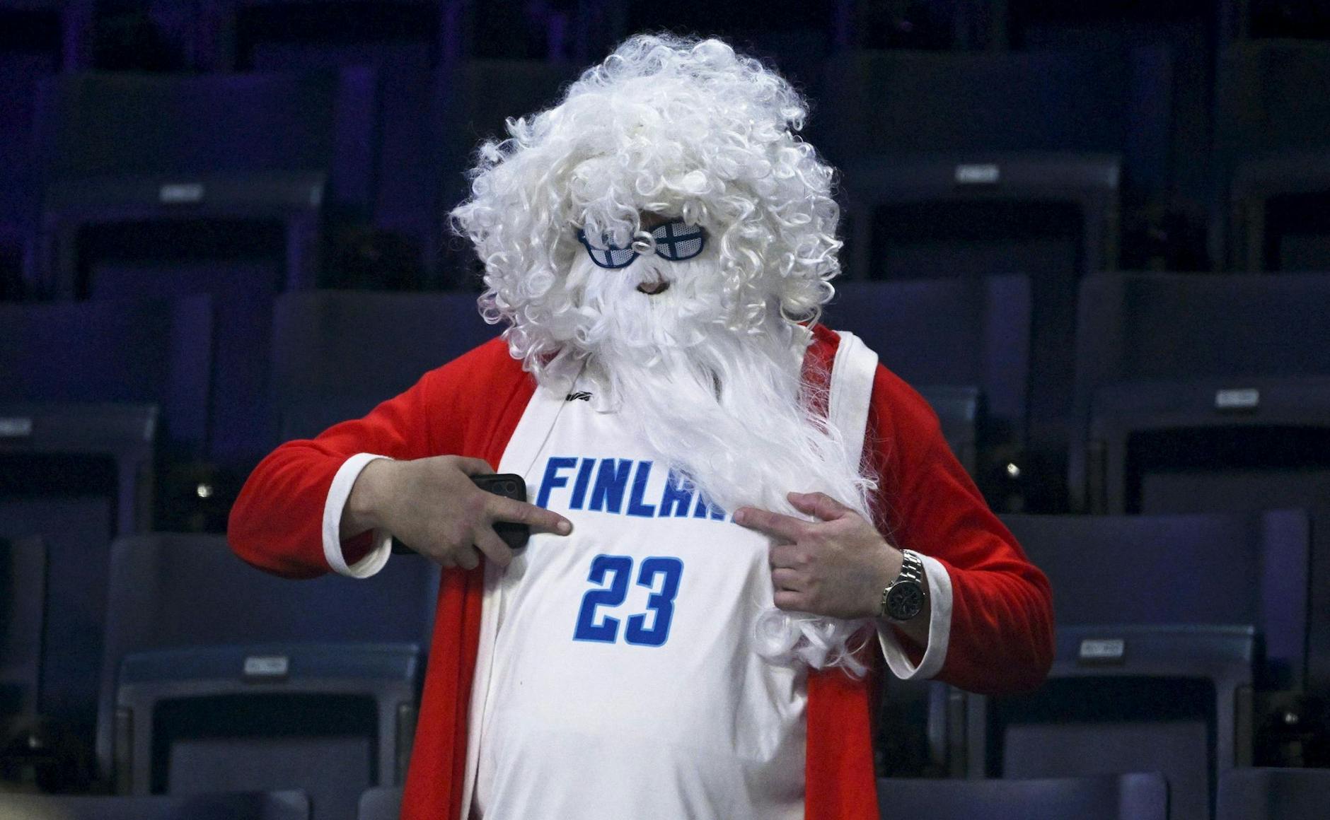 Ist denn schon Weihnachten? Ein Fan des finnischen Teams bringt bei der Basketball-WM in Japan im Spiel gegen Australien ein bisschen «himmlischen Beistand».