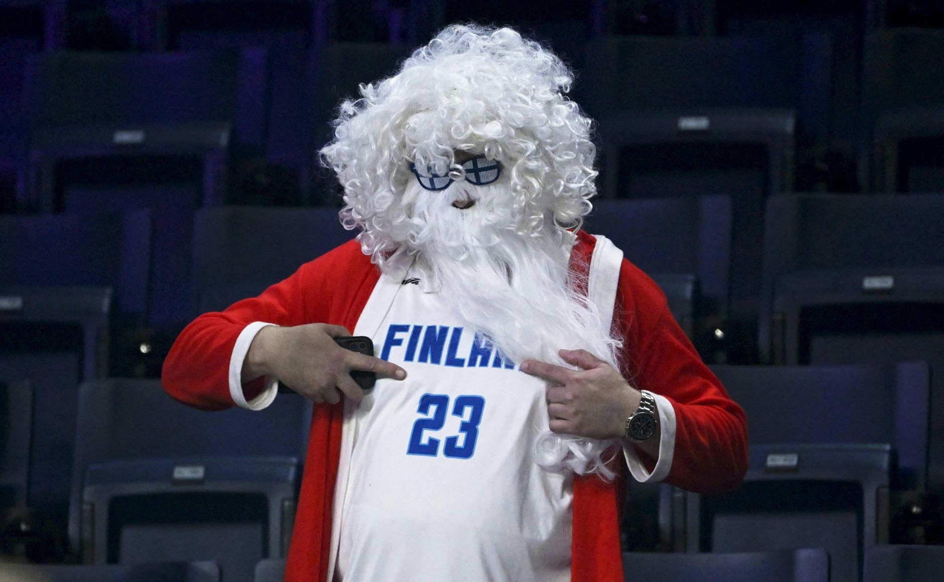 Ist denn schon Weihnachten? Ein Fan des finnischen Teams bringt bei der Basketball-WM in Japan im Spiel gegen Australien ein bisschen «himmlischen Beistand».  