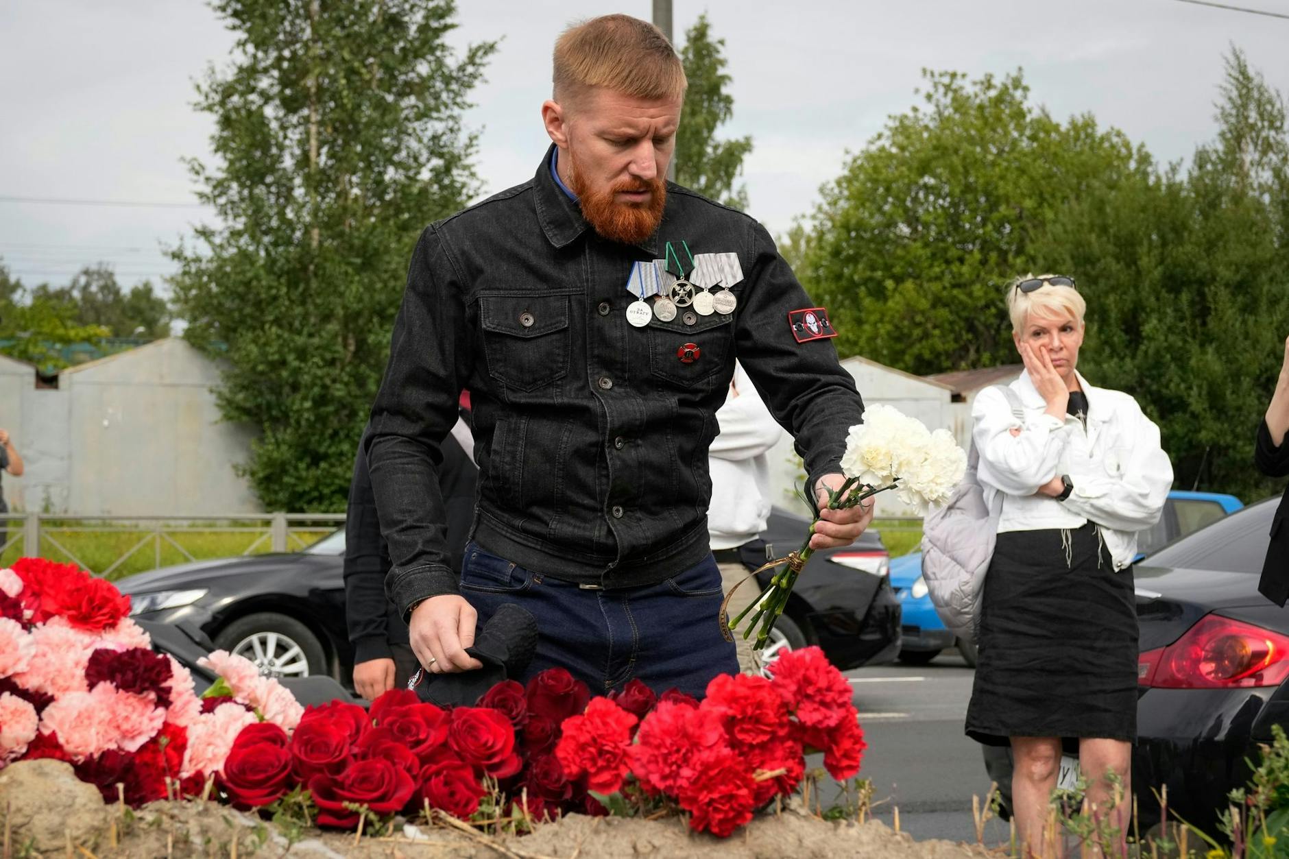 dpatopbilder - Blumen für Prigoschin: Ein Kämpfer der Privatarmee Wagner gedenkt in St. Petersburg seines mutmaßlichen toten Chefs.