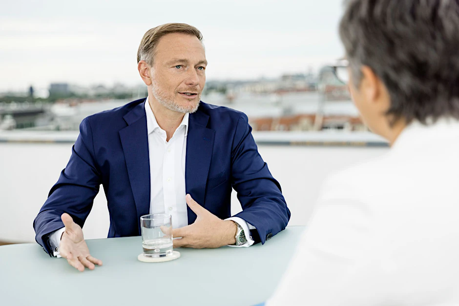 HANDOUT - Christian Lindner (FDP), Bundesfinanzminister, während der Aufzeichnung des ZDF-Sommerinterviews.  