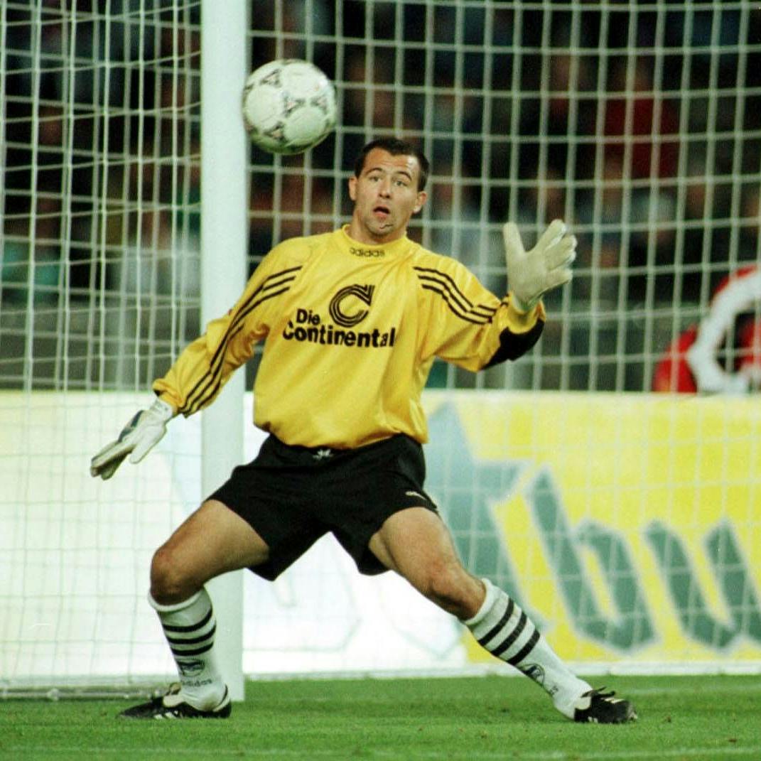 Gabor Kiraly bei seinem ersten Bundesliga-Spiel am 28. September 1997 gegen Köln (1:0). Da trug er noch eine kurze Hose. Zwei Monate streifte er seine Jogginghose über und zog sie nie wieder bei Spielen aus.