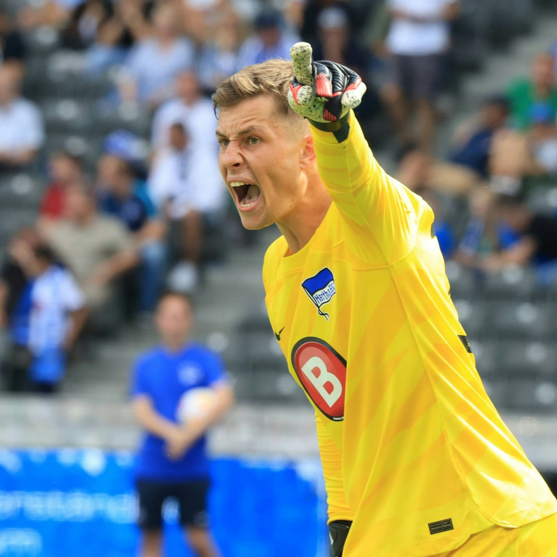 Torwart Tjark Ernst kann auch laut und dirigiert seine Vorderleute bei Hertha BSC.