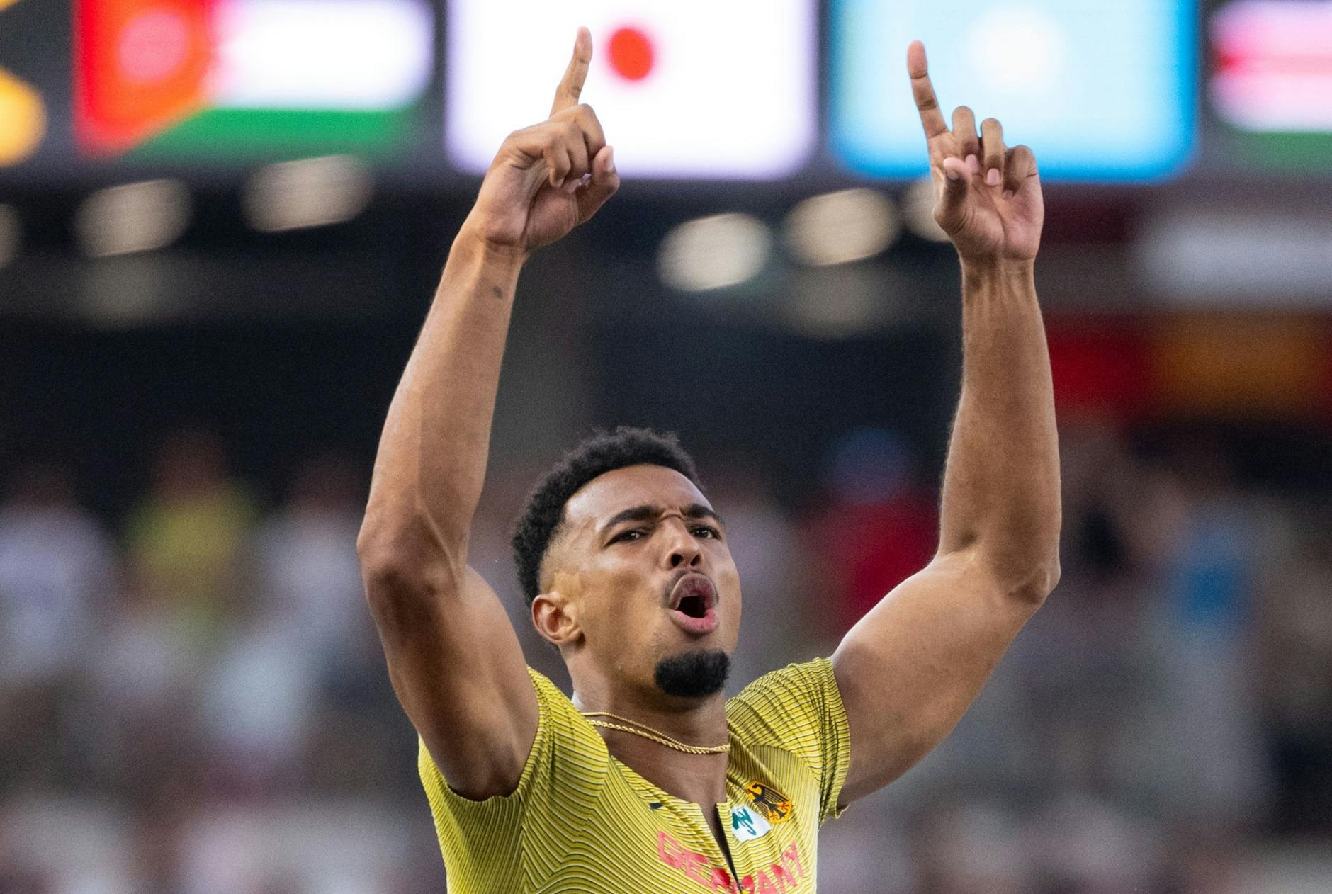 Der deutsche Zehnkämpfer Leo Neugebauer freut sich nach einem gelungenen Versuch beim Hochsprung der Leichtathletik-WM in Budapest. Der Wettkampf geht noch bis zum 27. August.