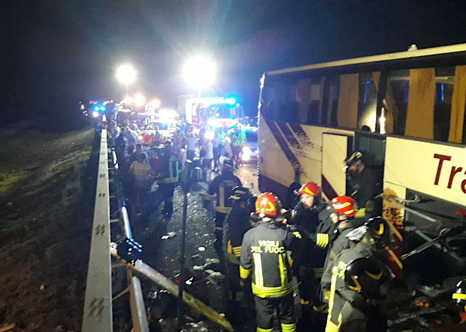 HANDOUT - Rettungskräfte der Feuerwehr sind an der Unfallstelle im Einsatz.  