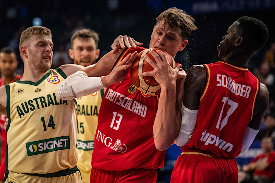 Der Berliner Moritz Wagner (Mitte) wird im WM-Vorrundenspiel von Australiens Basketballern unter Druck gesetzt.