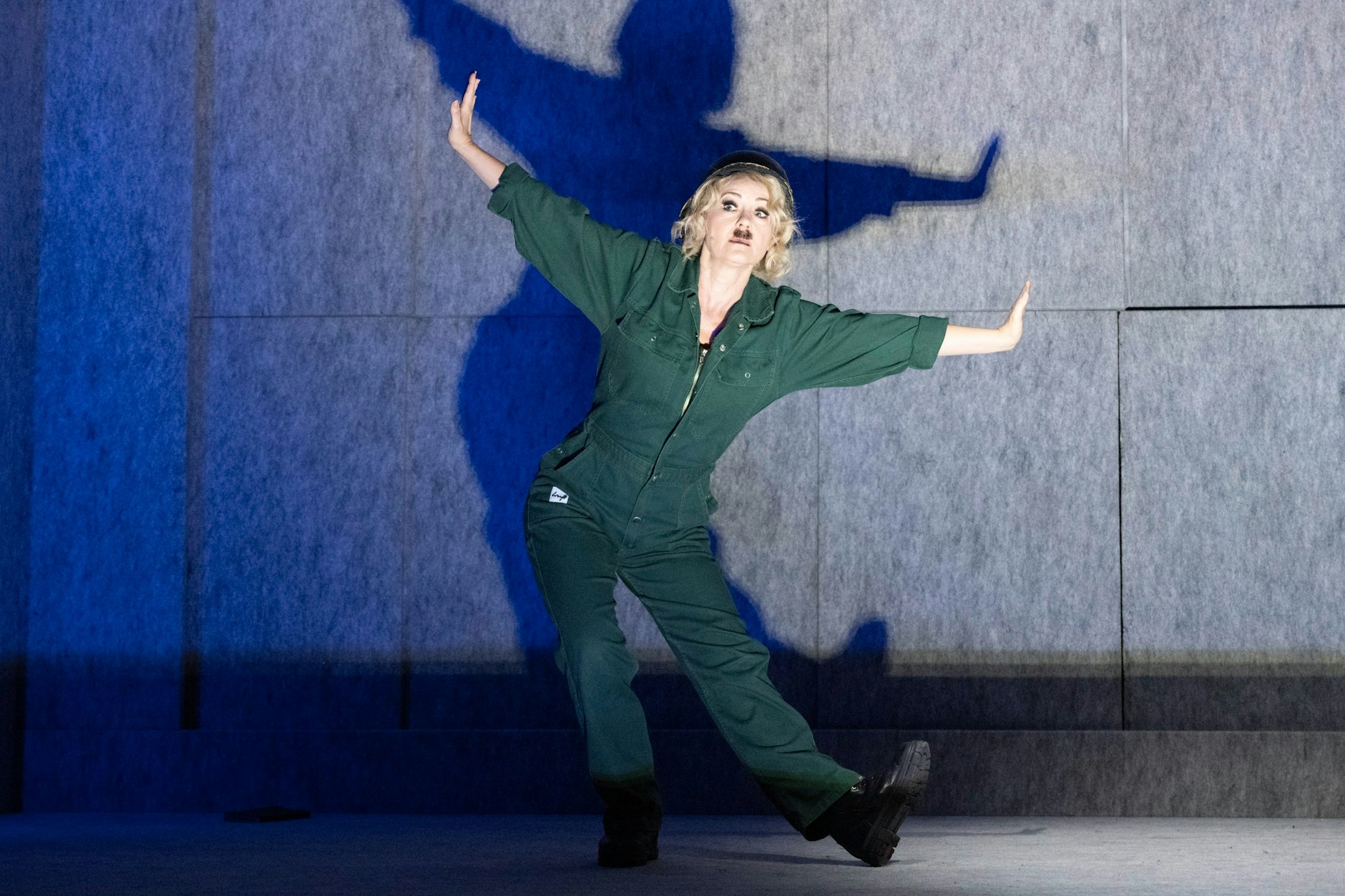 Katherine Mehrling in „Fremder als der Mond“ im Berliner Ensemble