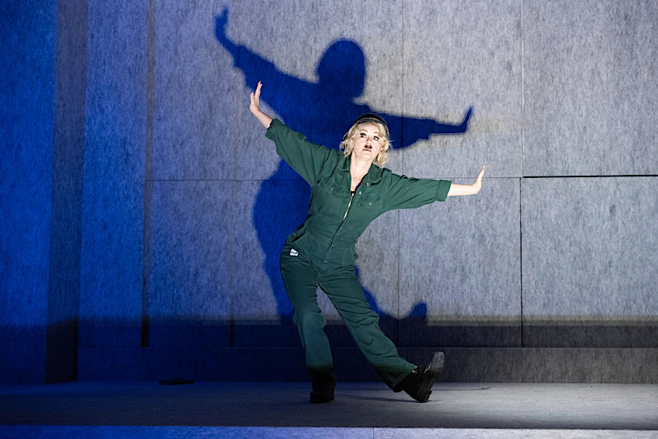 Katherine Mehrling in „Fremder als der Mond“ im Berliner Ensemble