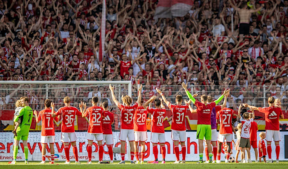 ARCHIV - Team von Union Berlin bedankt sich bei den Zuschauern.  