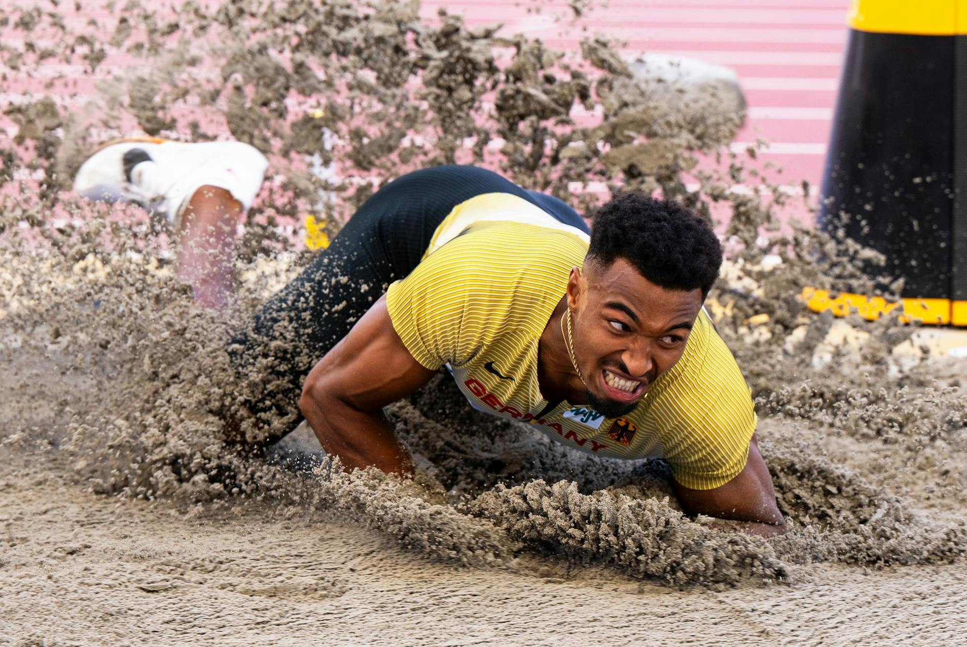 Er kämpft um jeden Zentimeter: Bei der Leichtathletik-WM in Budapest hat der deutsche Zehnkämpfer Leo Neugebauer den ersten Acht-Meter-Sprung seiner Karriere hingelegt.