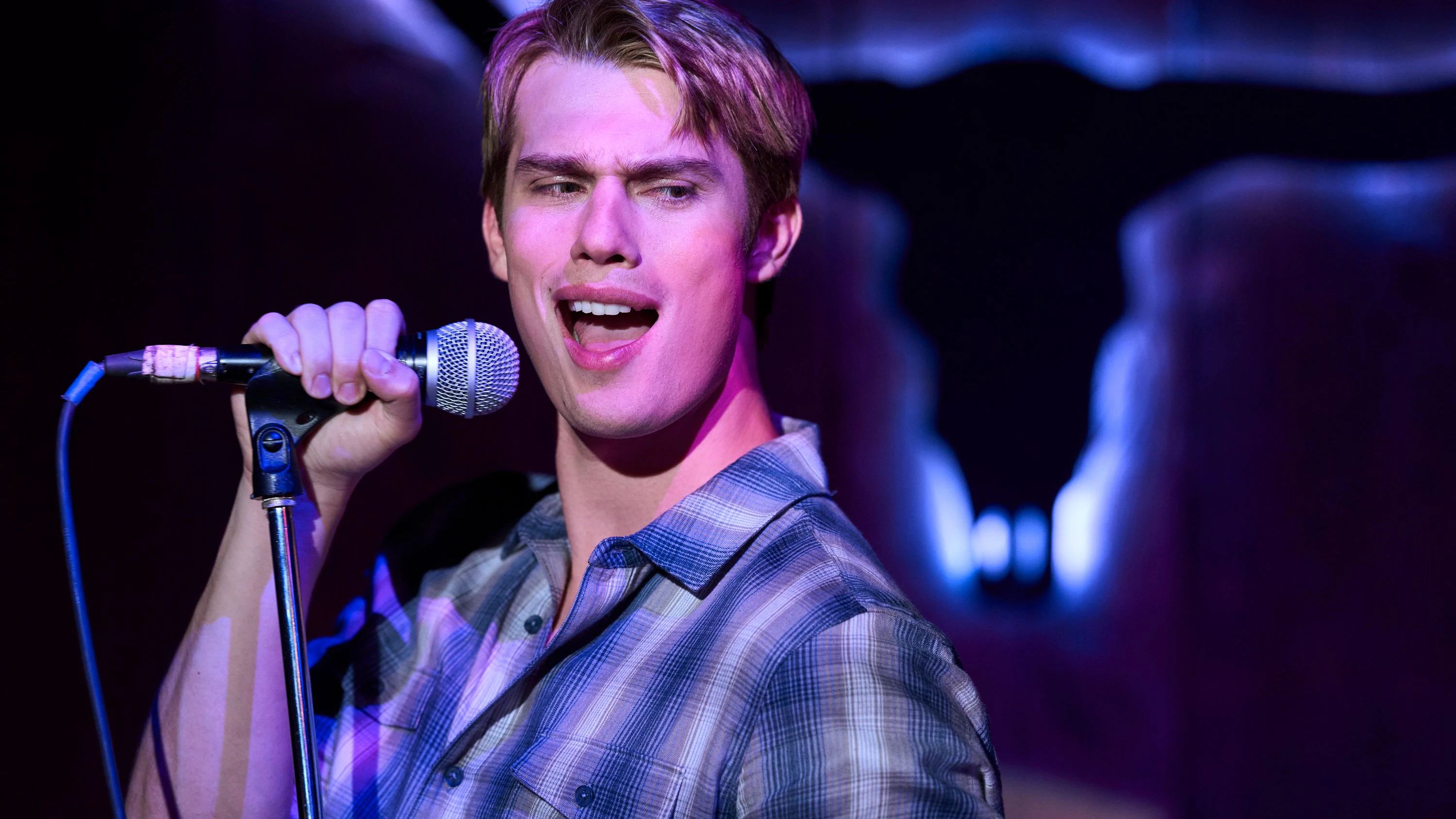 Prinz Henry (Nicholas Galitzine) in „Royal Blue“ schmettert beim Karaoke betrunken den Queen-Hit „Don’t Stop Me Now“.