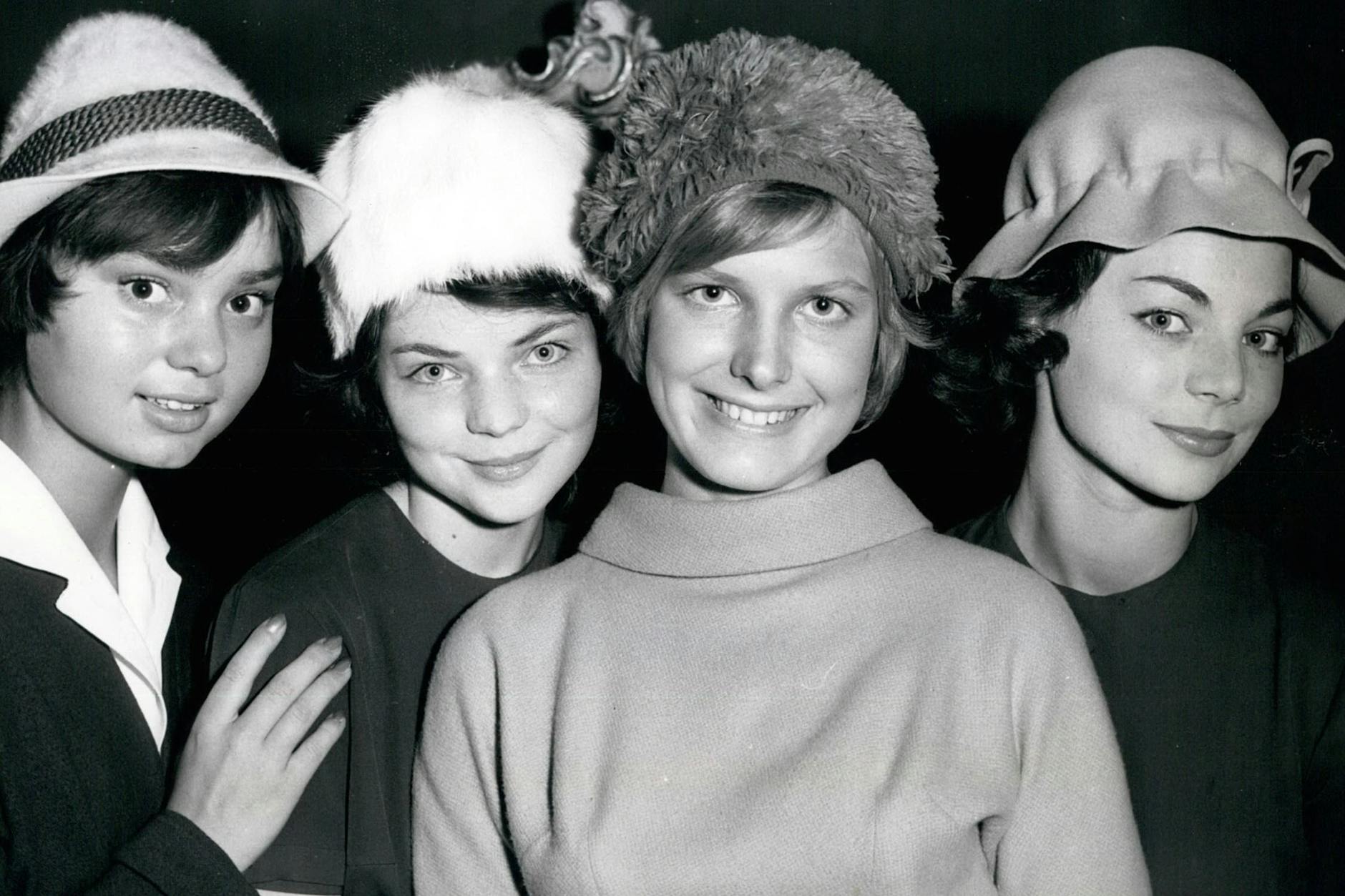Ein Bild aus jener Zeit: Teenager testen Kopfbedeckungen auf einer Haushaltsausstellung in München.