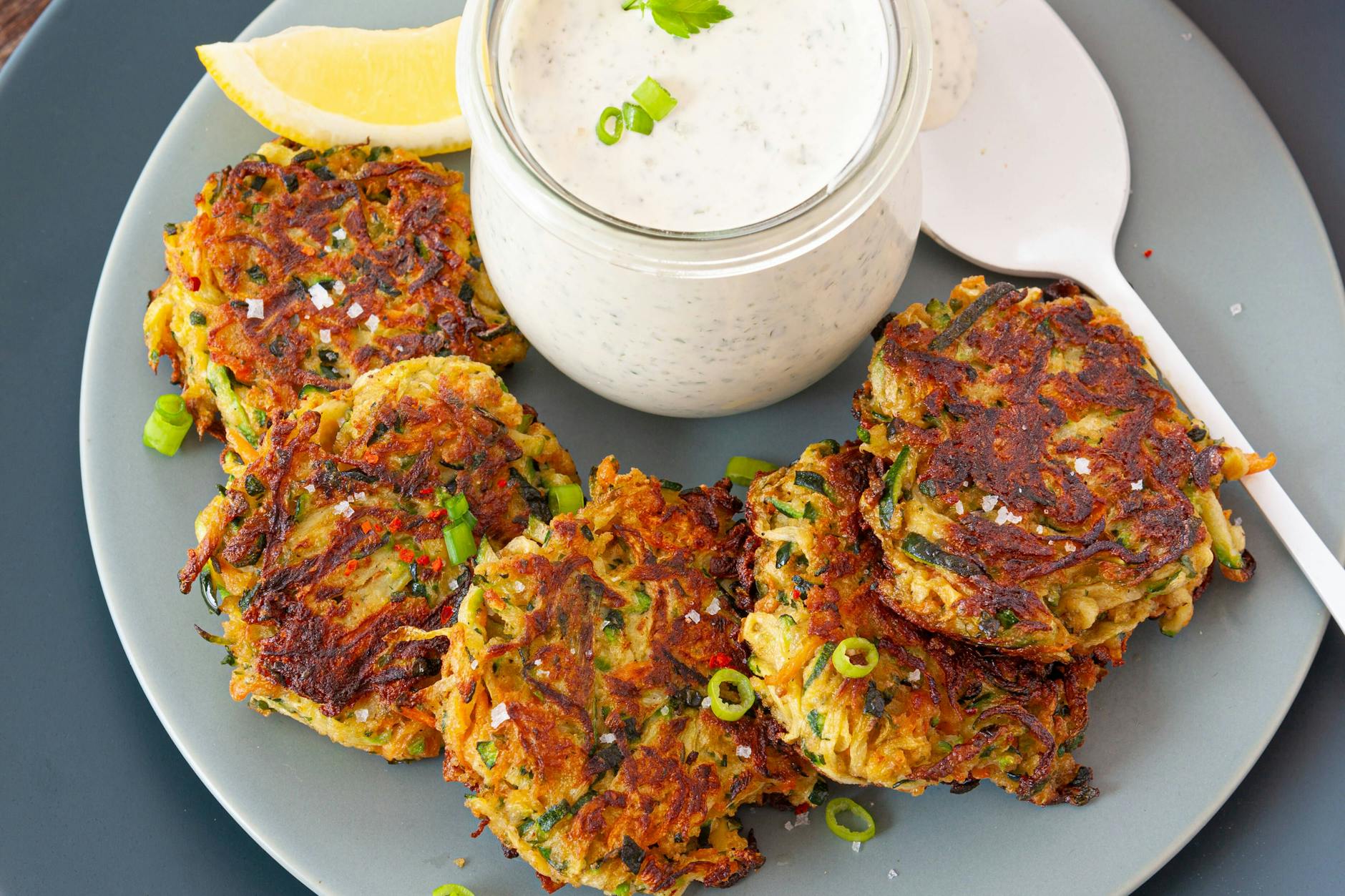 Die köstlichen Zucchinipuffer sind sommerlich leicht und extrem lecker.