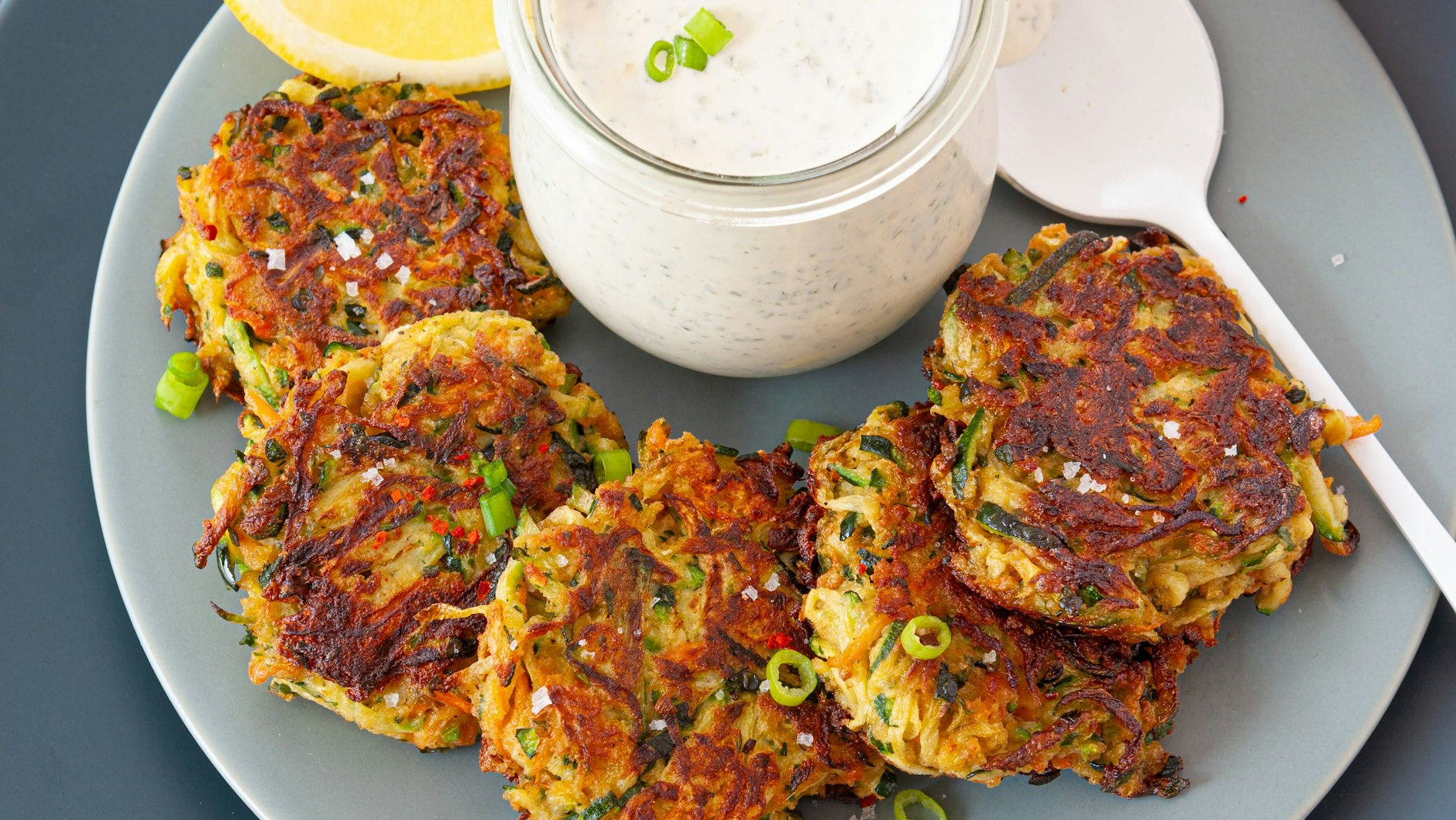 Die köstlichen Zucchinipuffer sind sommerlich leicht und extrem lecker.